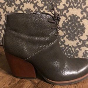 Korks ankle booties